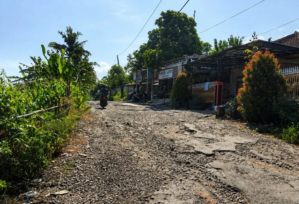 Jalan penghubung Brebes-Cilacap di Desa Cinanas, Kecamatan Bantarkawung, Kabupaten Brebes, rusak.