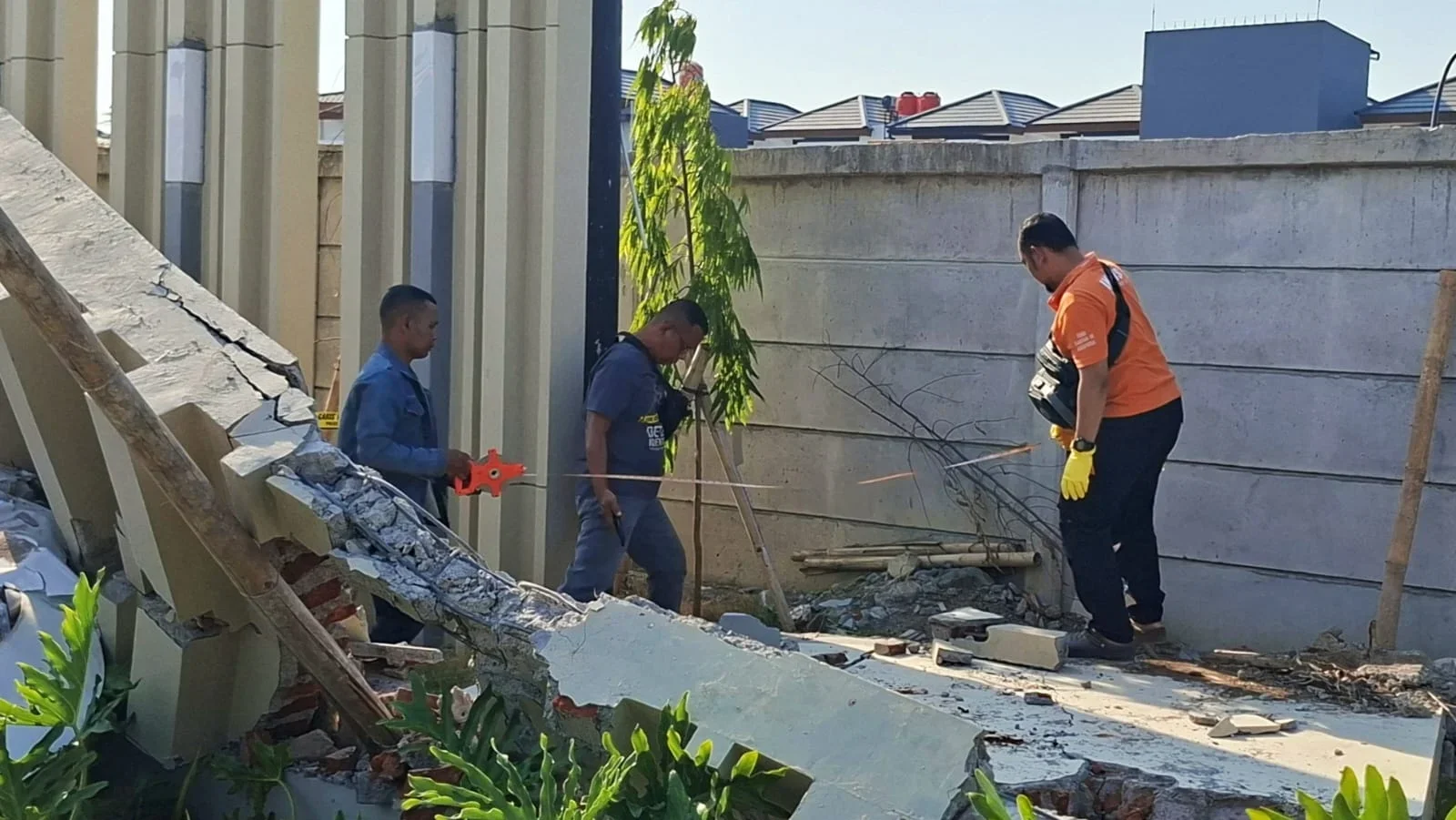 Tim Inafis Polres Tegal Kota, melakukan olah tempat kejadian perkara seorang pekerja yang tewas tertimpa tembok di Pesurungan Lor, Kota Tegal, Sabtu 29 Agustus 2026.