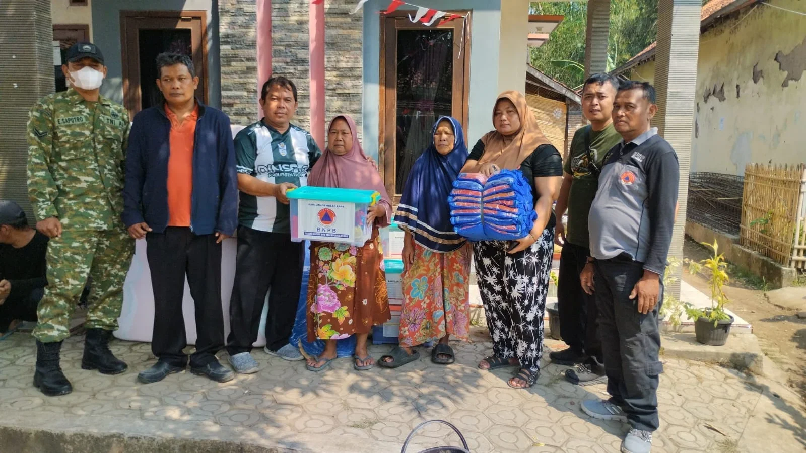 Pelaksana Tugas Kepala Bidang Perlindungan Jaminan Sosial dan Kebencanaan (Linjamsos) Dinsos Kabupaten Tegal Makmur bersama perwakilan Badan Penanggulangan Bencana Daerah (BPBD) Kabupaten Tegal, menyerahkan bantuan bagi korban rumah kebakaran di RT 03 RW 08 Desa Jatibogor, Kecamatan Suradadi, Kabupaten Tegal, Jumat (7/8). 