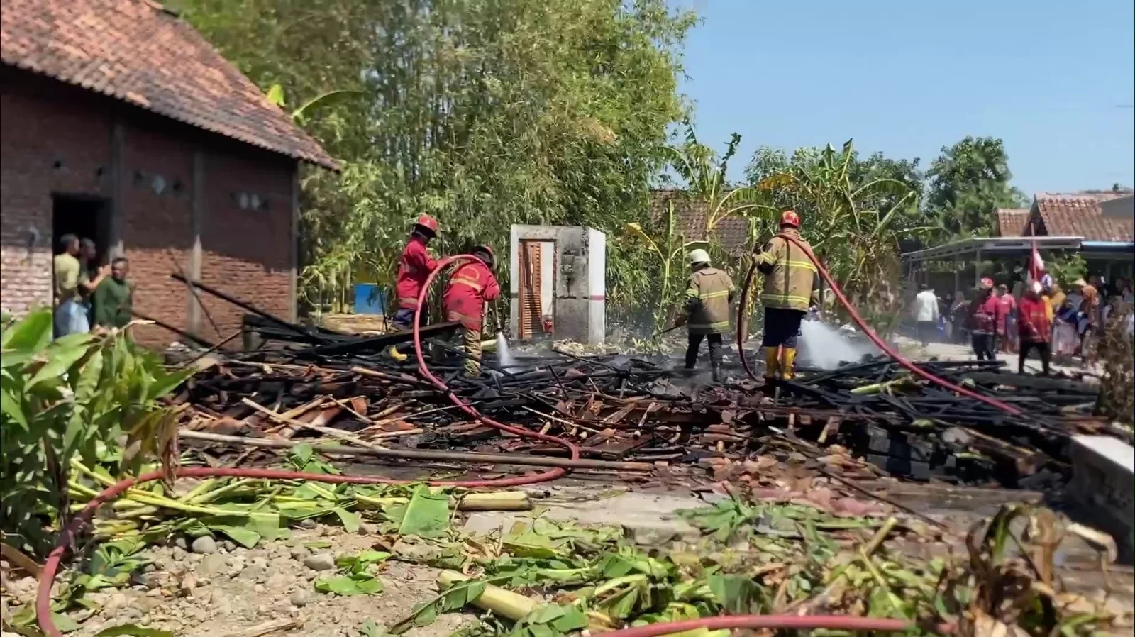 Ditinggal ke Sawah, Warga Margosari Kendal Geger Rumah Sodikin terbakar
