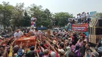 Ribuan Ayam Dibagikan Peternak di Alun-alun Kendal, Aksi Protes Berujung Ricuh Saat Warga Berebut
