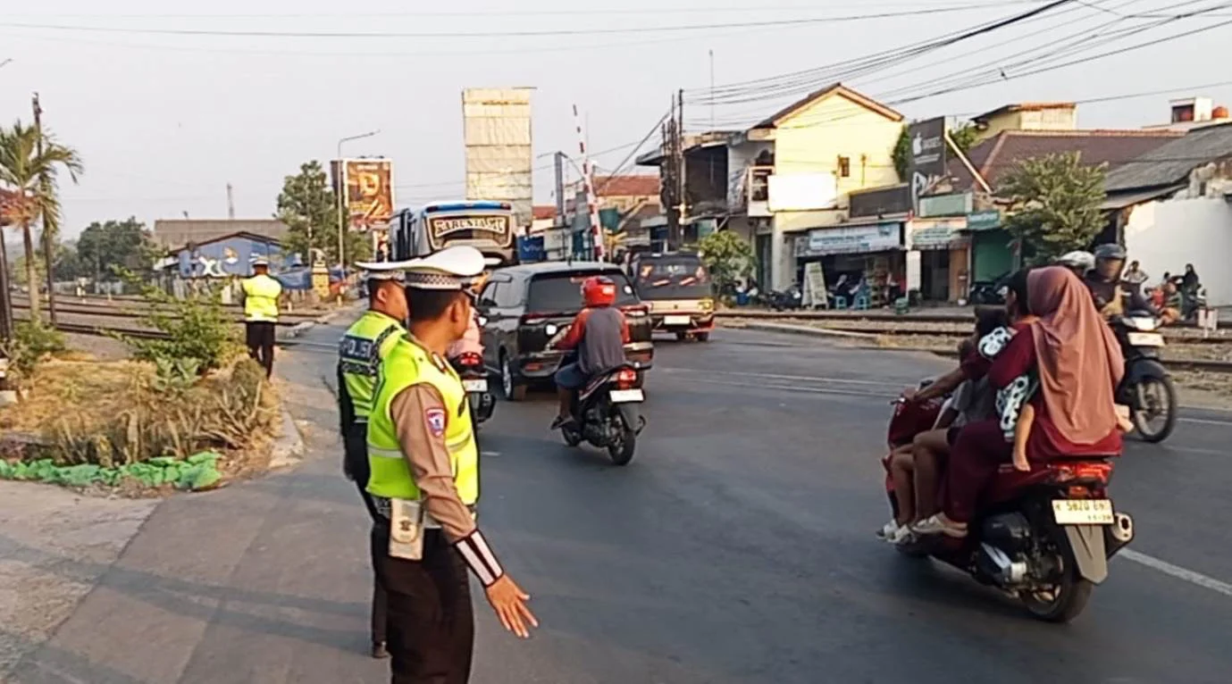 Terobos Palang Kereta Bisa Dipidana, Polisi Ingatkan Pengendara di Kendal