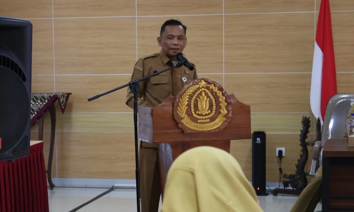 Sekda Brebes Tahroni saat memberikan pengarahan dalam Rapat Koordinasi Optimalisasi PAD, di gelar di Aula Lantai 5 KPT Brebes.