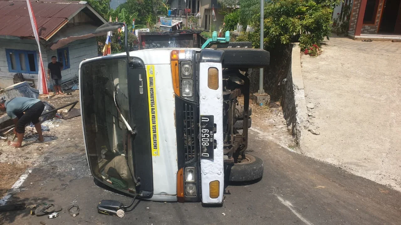 Truk Angkut 6,3 Ton Getah Pinus Terguling di Lebakbarang Pekalongan