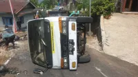 Truk Angkut 6,3 Ton Getah Pinus Terguling di Lebakbarang Pekalongan