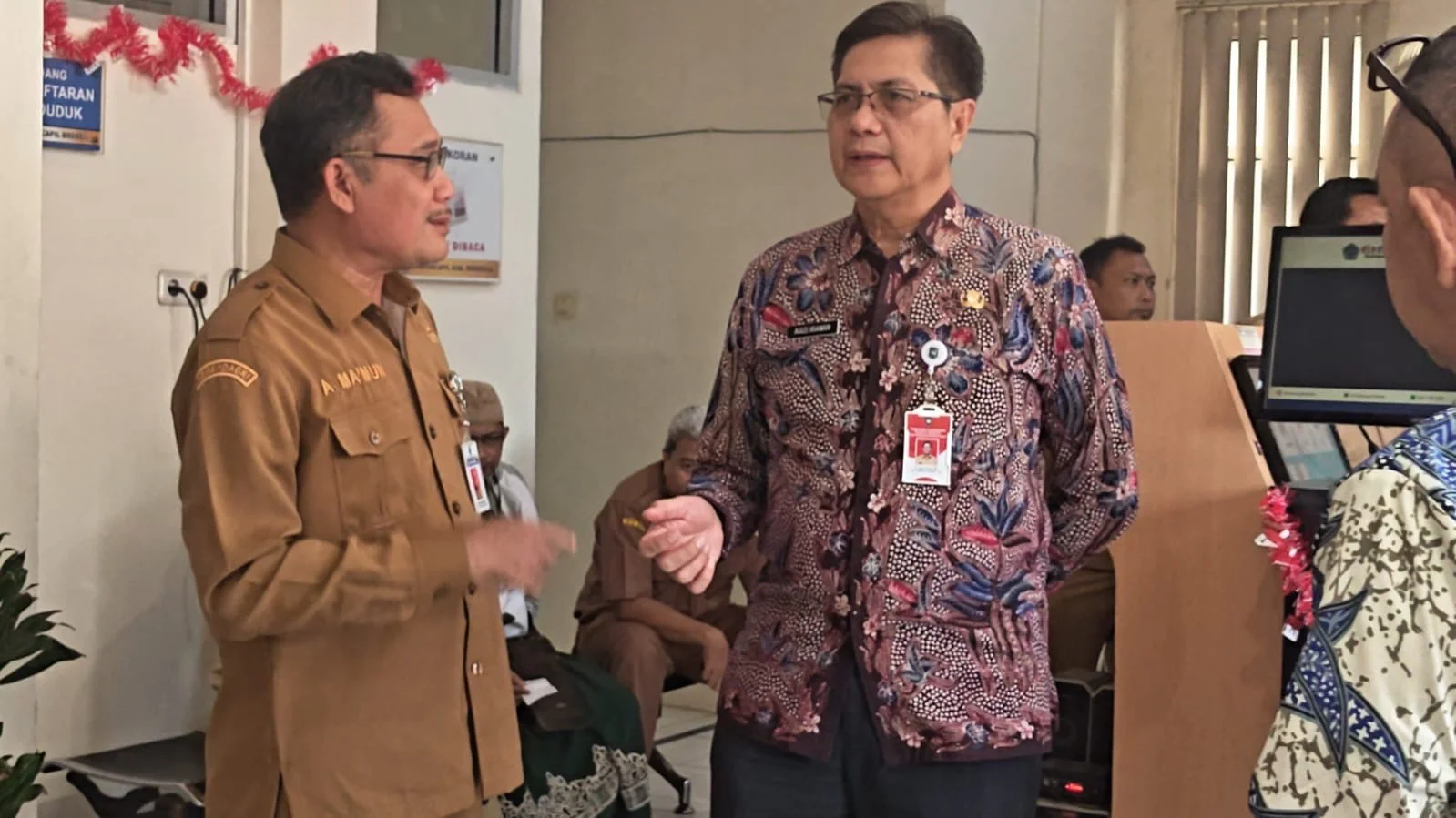 Direktur IDKD Direktorat Jenderal Kependudukan dan Pencatatan Sipil (Dukcapil) Kementerian Dalam Negeri, Agus Irawan saat sidak layanan di Kantor Disdukcapil Brebes.