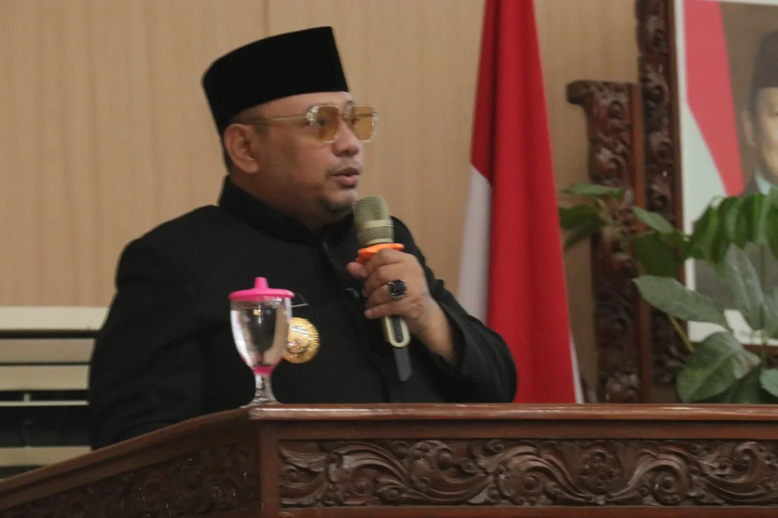 Wali Kota Tegal, Dedy Yon Supriyono, membacakan pengantar nota keuangan Rancangan Peraturan Daerah Kota Tegal, dalam Rapat Paripurna, Senin 31 Agustus 2026.
