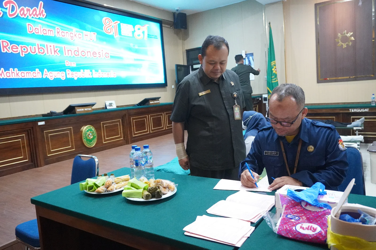 Ketua PN Magetan, Rintis Candra sedang monitoring kegiatan donor darah.
