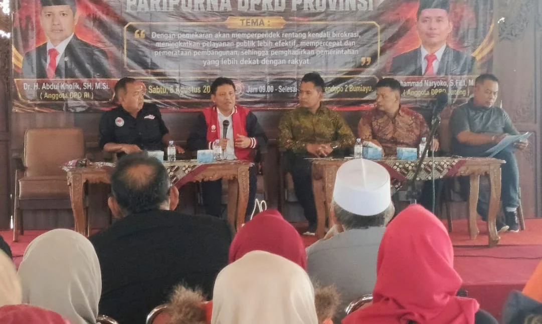 Anggota DPD RI Abdul Kholik menyampaikan pandangannya terkait Pansus CDOB Brebes Selatan dalam FGD Konsolidasi Pemekaran Brebes Selatan di Pendapa ek Kawedanan Bumiayu. 