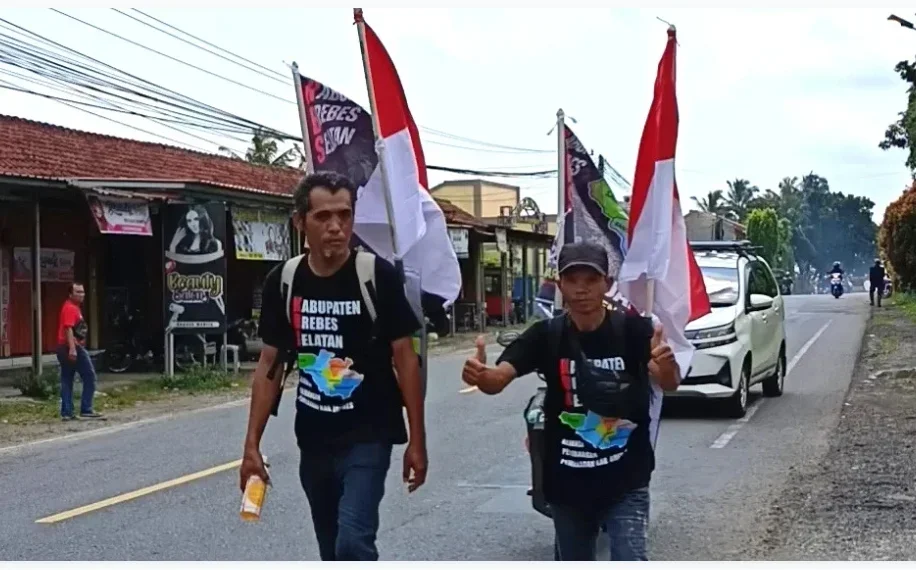 Dua warga Brebes selatan, Hamid dan Wawan, jalan kaki dari Bumiayu ke Semarang. Aksi ini menjadi salah satu simbol kuat perjuangan masyarakat untuk mendorong percepatan proses pemekaran Brebes selatan (DOK)
