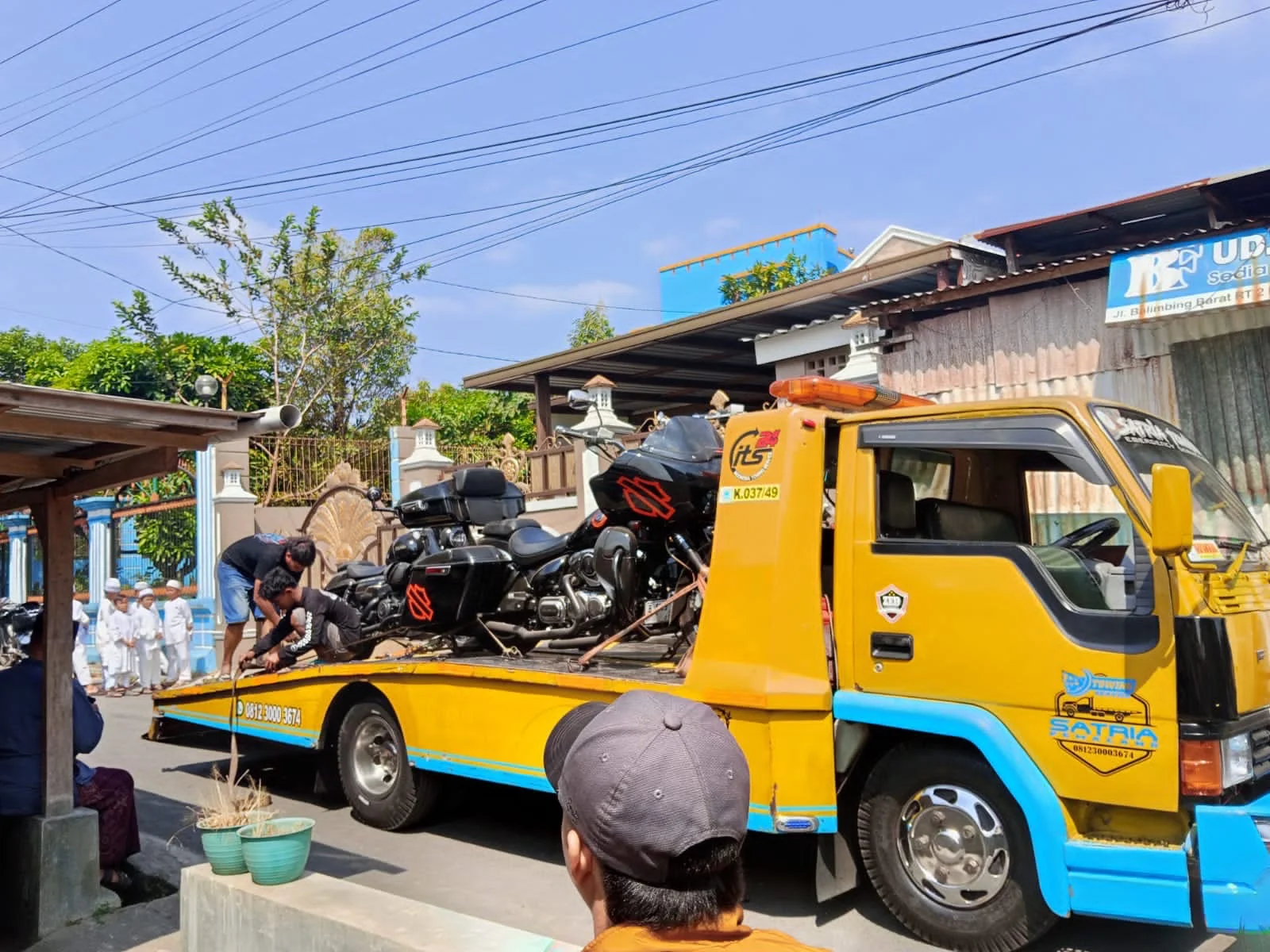 Penyidik KPK melakukan penyitaan terhadap barang yang ditemukan di rumah tersangka korupsi di Pemalang