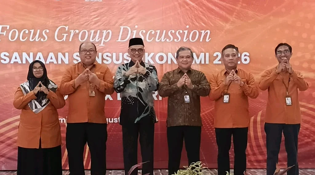 Anggota Komisi X DPR RI Abdul Fikri Faqih bersama Kepala BPS Jawa Tengah Dr Ali Said MA dan Kepala BPS Brebes Windy Prabowo Setyawan dalam Focus Group Discussion (FGD) Pelaksanaan Sensus Ekonomi 2026 (SE2026) di Hotel Grand Dian Bumiayu, Kabupaten Brebes. 