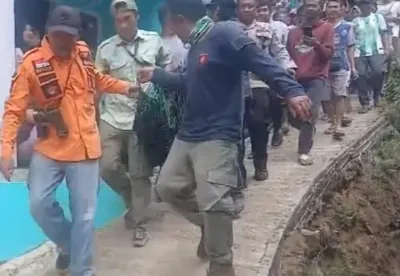 Tim Gabungan Polresta Batang Evakuasi Macan Kumbang yang Masuk Permukiman Warga