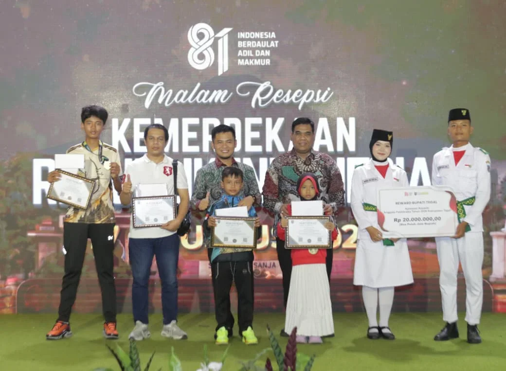 Mohamad Tufayl Wafa ( paling kiri) menerima penghargaan sertifikat dan uang pembinaan sebesar Rp 1 juta dari Bupati Tegal pada acara resepsi HUT ke- 81 Kemerdekaan Republik Indonesia di Pendapa Amangkurat, Senin (17/8) malam. 