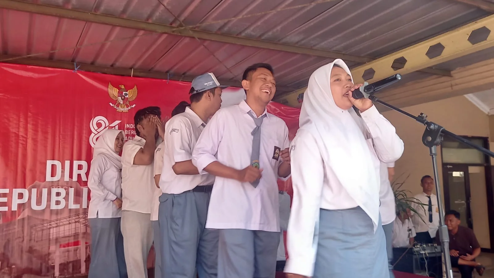 Sejumlah ASN di lingkungan Setda Kabupaten Tegal tampil dalam lomba karaoke berantai menyanyikan lagu anak-anak populer di halaman parkir Setda Kabupaten Tegal, Kamis, 13 Agustus 2026. Mereka mengenakan seragam sekolah sekaligus mengkampanyekan program Sekolah Rakyat.