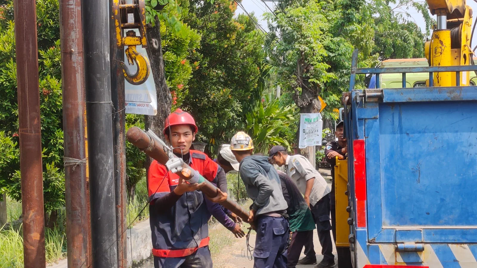 Tim gabungan membongkar tiang provider yang belum berizin dan membayar pajak retribusi di Jalan KS Tubun, Kota Tegal, Rabu 26 Agustus 2026.