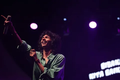 Enau Bikin Ribuan Penonton Nyanyi Bareng di Harfest Vol.1 Tegal