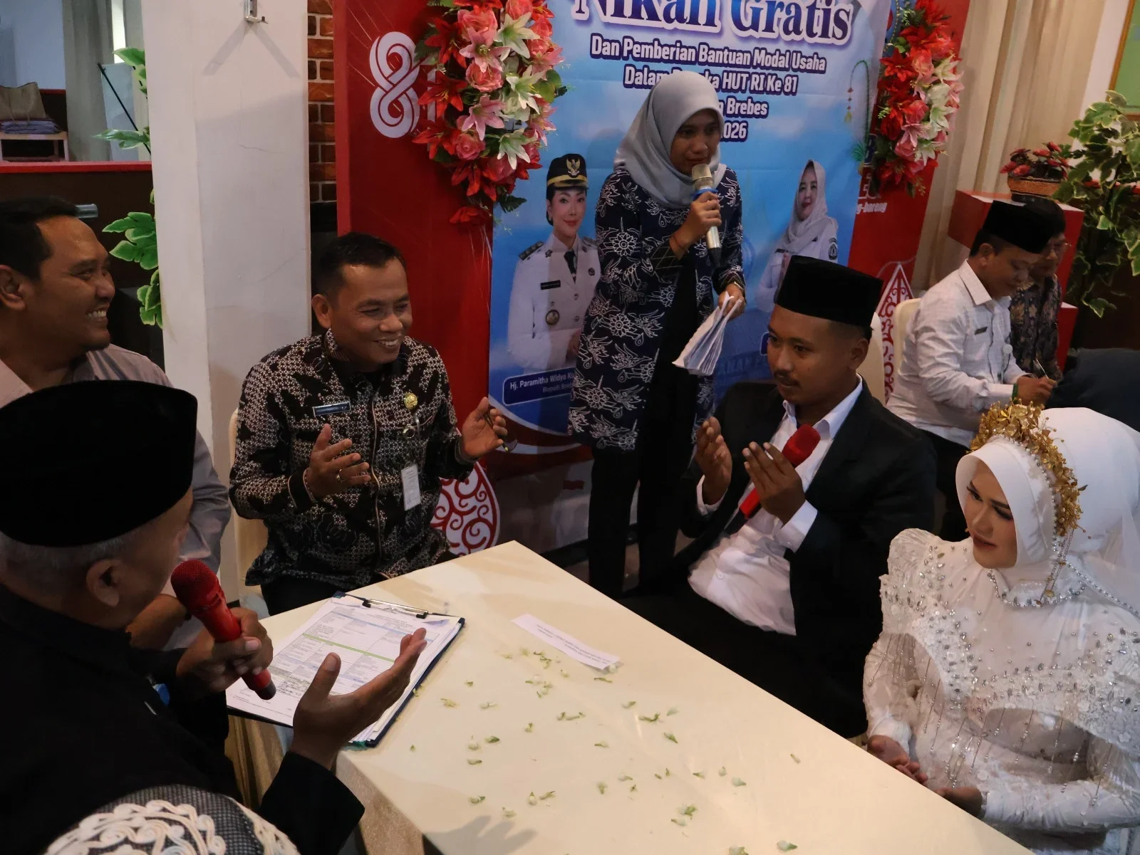 Wabup dan Sekda Jadi Saksi 12 Pasangan Pengantin Nikah Gratis di MPP Brebes
