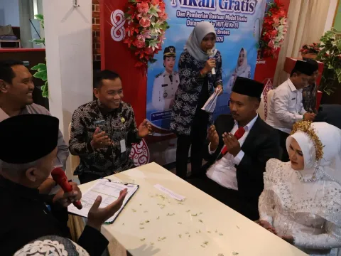 Wabup dan Sekda Jadi Saksi 12 Pasangan Pengantin Nikah Gratis di MPP Brebes