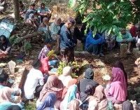 Dua Kakak Beradik Korban Runtuhnya Gedung Hogwan Dimakamkan di Karangturi Bumiayu
