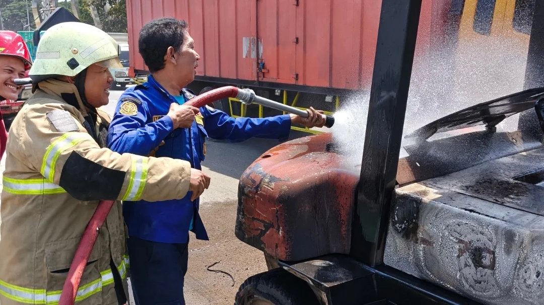 Mesin Overheat Diduga Jadi Pemicu Forklift Terbakar di Jalan Pantura Kaliwungu Kendal