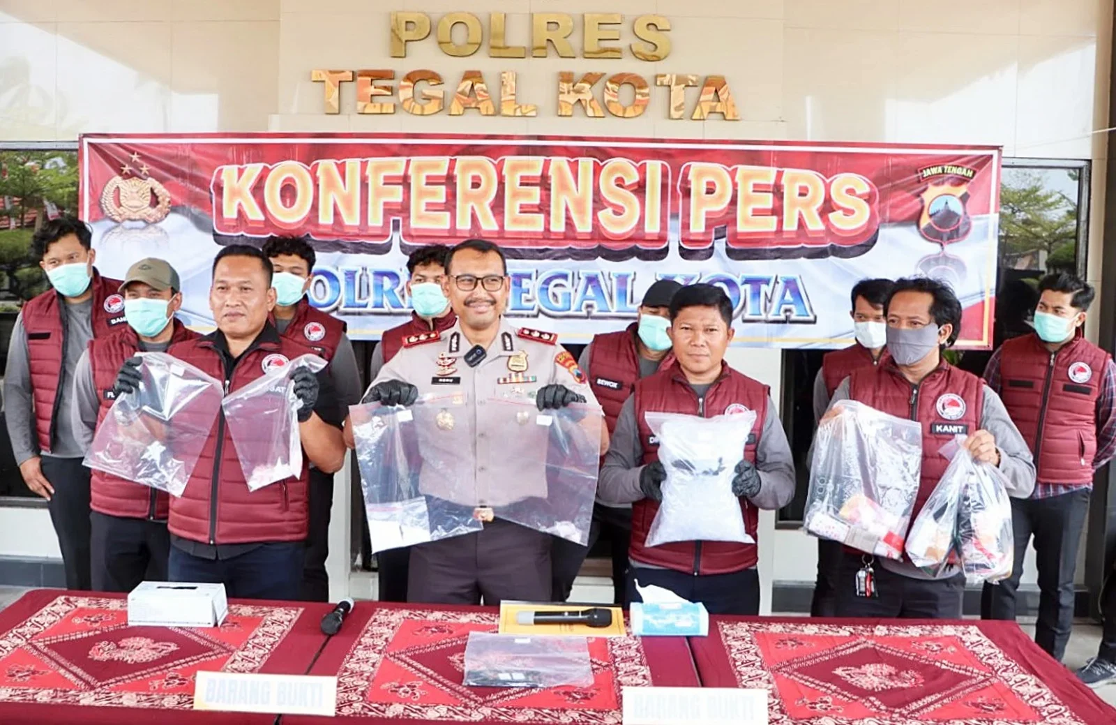  Kapolres Tegal Kota AKBP Heru Antariksa Cahya, didampingi Kasatres Narkoba AKP Ade Priyatna dan sejumlah personel Satres Narkoba lainnya, menunjukkan sejumlah barang bukti Sabu dan Tembakau Gorilla yang disita dalam penggeledahan di sejumlah lokasi di Kota Tegal, kemarin.