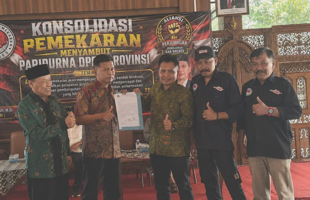 Ketua Aliansi Perjuangan Pemekaran Brebes Selatan Agus Sutiono menyerahkan aspirasi masyarakat kepada Wakil Ketua Pansus CDOB DPRD Jateng, M Naryoko.