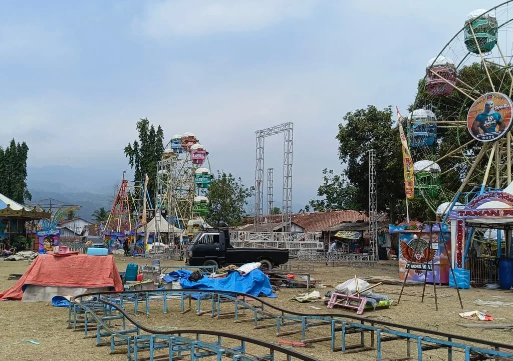 Dua hari jelang pembukaan, Lapangan Asri Bumiayu, Kabupaten Brebes, mulai dipenuhi wahana dan stan pedagang. GBF 2026 siap digelar mulai 28 Agustus.