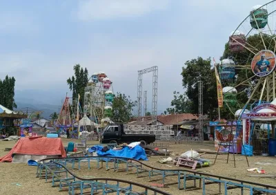Jelang Pembukaan GBF 2026, Sejumlah Wahana Permainan Mulai Berdiri di Lapangan Asri Bumiayu