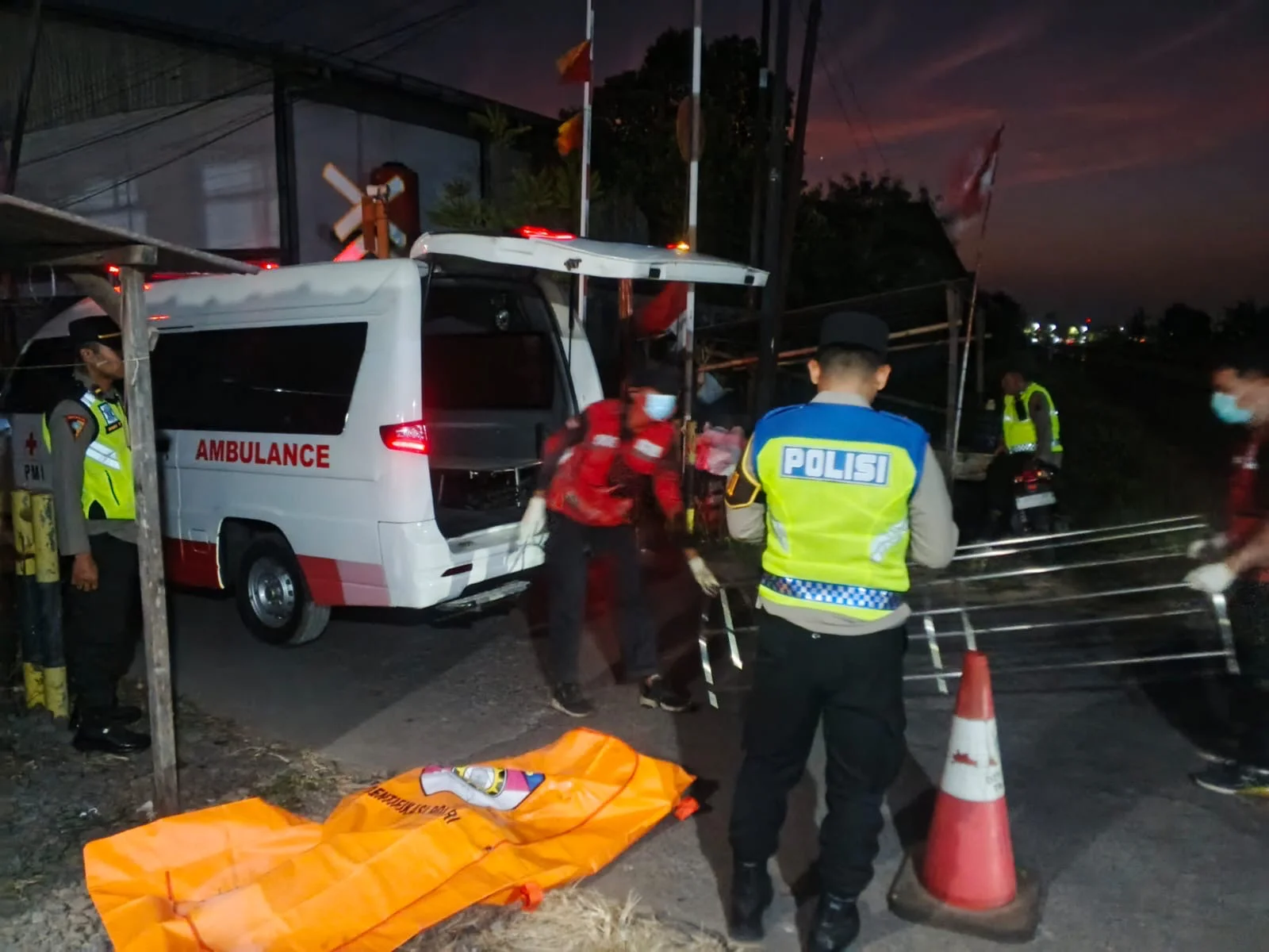 Jenasah korban tertabrak KA dievakuasi ke RSUD Soewondo Kendal. (edhot)
