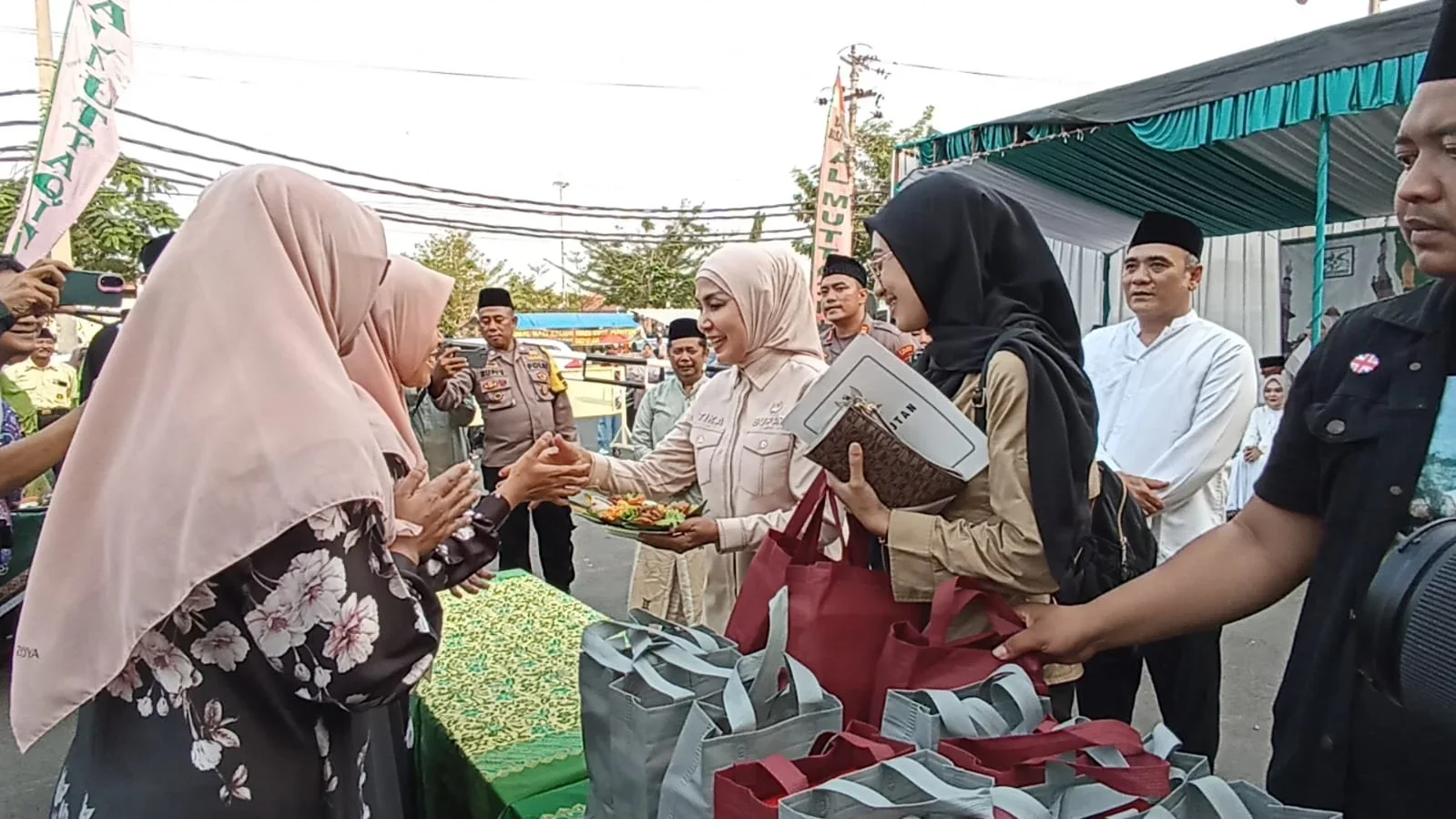 Pekan Maulud Masjid Al Mutaqqin Kaliwungu Dimulai, Bupati Ikut Bertukar Makanan