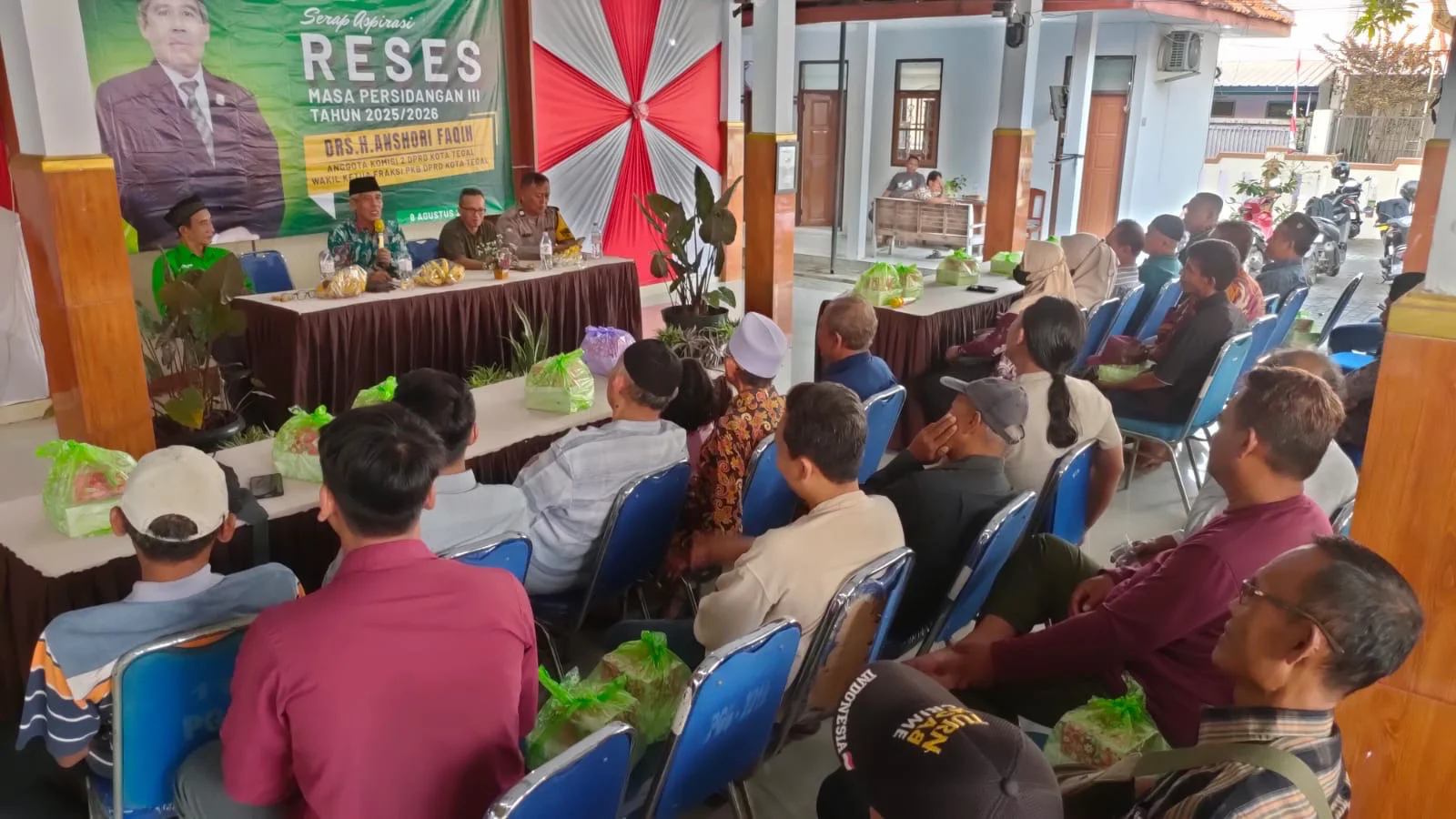 Anggota DPRD Kota Tegal, Anshori Faqih, menjawab usulan warga saat menggelar reses di Pendopo Kelurahan Panggung, Kecamatan Tegal Timur, Sabtu 8 Agustus 2026.