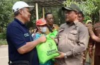 200 Tenaga Kebersihan di Brebes Terima CKG dan Paket Sembako