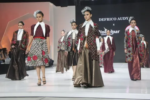 Bidik Pasar Nasional, Batik Salem Khas Brebes Tampil di JFW 2026