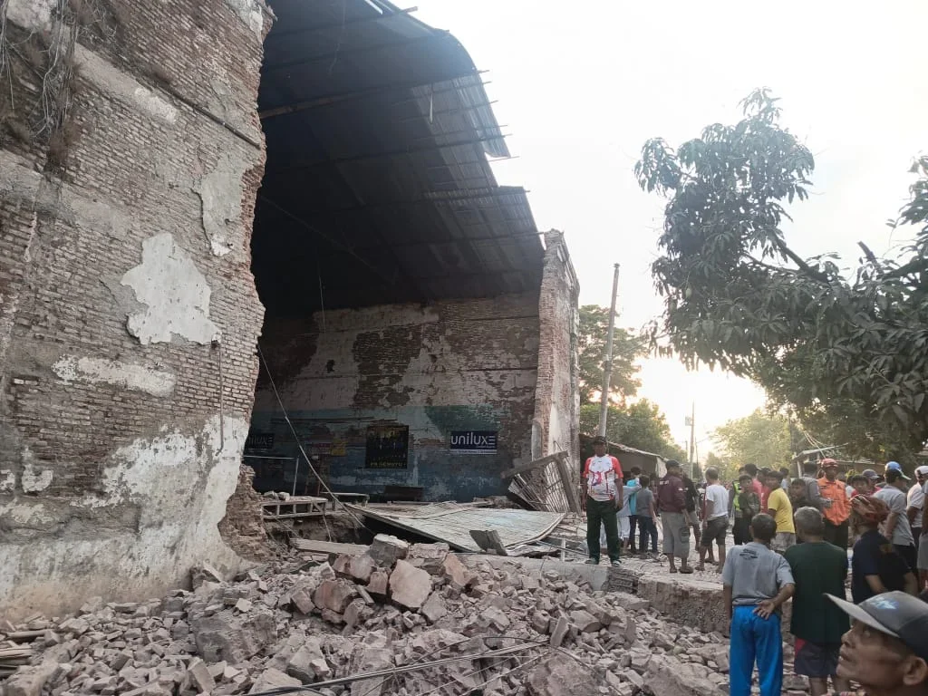 Tembok Gedung Hogwan, bangunan tua bekas pabrik tapioka di Bumiayu, Brebes, runtuh menimpa tiga rumah dan menyebabkan tiga orang meninggal dunia.