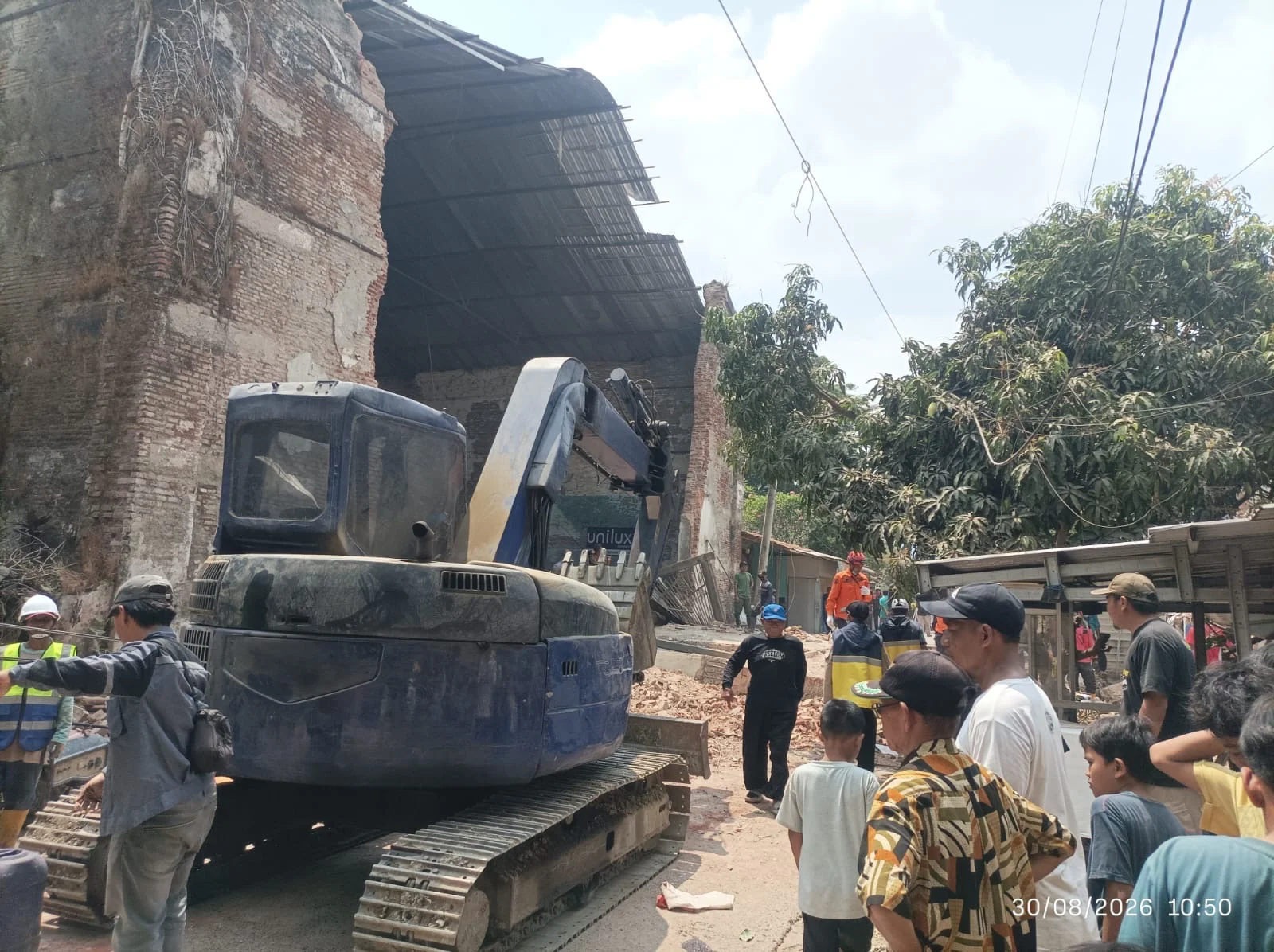 Alat berat yang didatangkan DPU Kabupaten Brebes tiba di lokasi untuk mempercepat evakuasi material reruntuhan gedung Hogwan Bumiayu