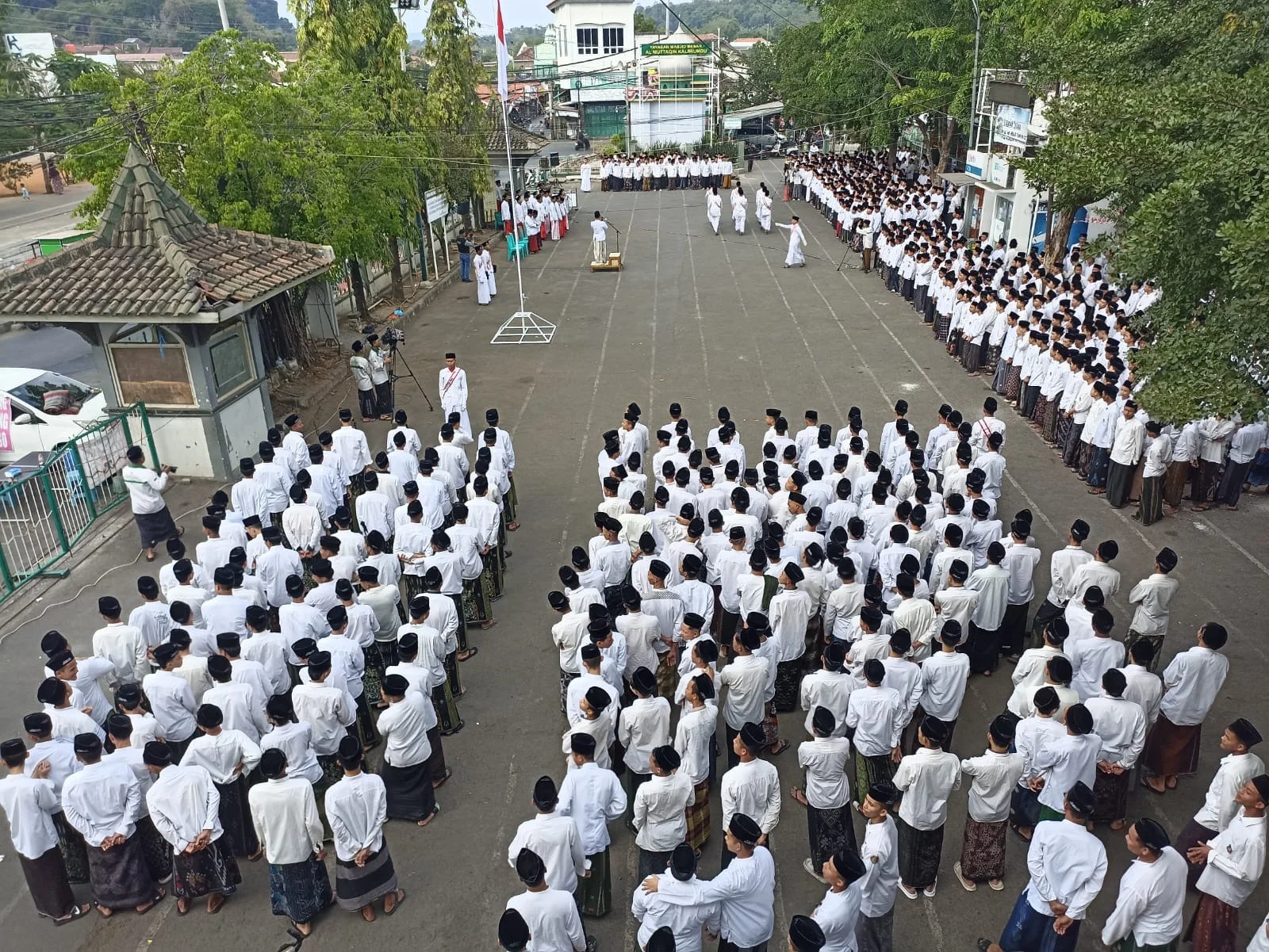 Santri Kaliwungu Kendal Upacara HUT RI, Gus Sanaya: Tetap Berakar pada Tradisi, Maju Bersama Teknologi