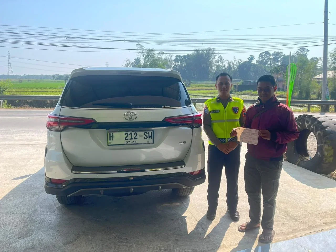 Polisi mendatangi pemilik mobil yang menggunakan strobo untuk diberi teguran. dokumen