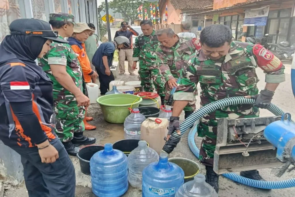 250 KK di Kedungoleng Brebes Kesulitan Air Bersih, Koramil Paguyangan Salurkan Bantuan