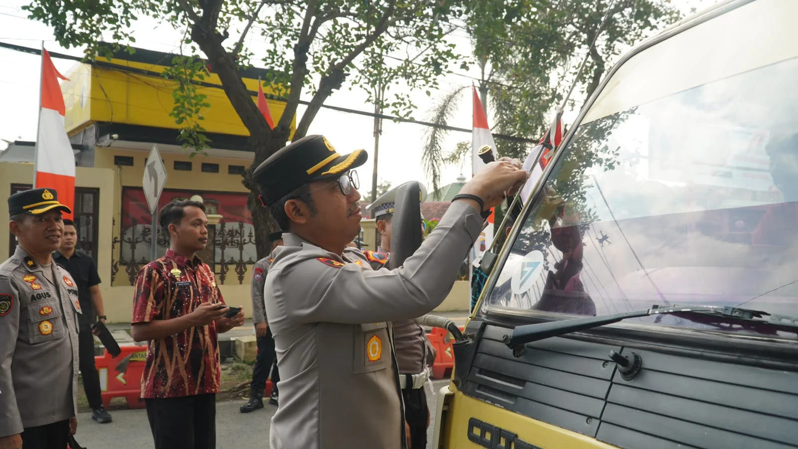 Sambut HUT ke-81 RI, Kapolres Tegal dan Jajaran Bagikan Bendera Merah Putih ke Pengguna Jalan