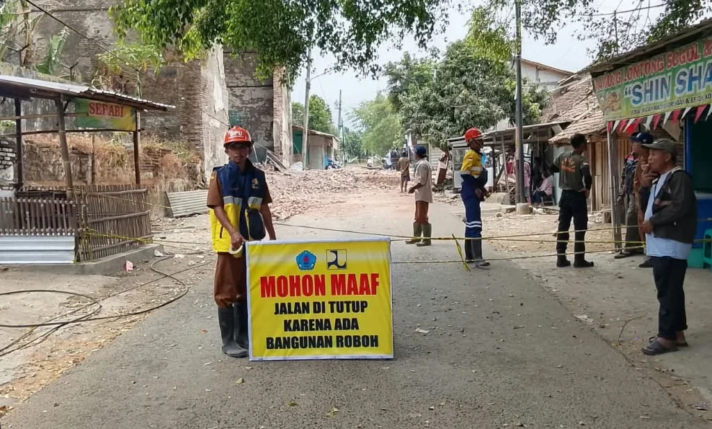 Jalan lapangan Asri masih ditutup karena evakuasi puing reruntuhan gedung Hogwan belum selesai.