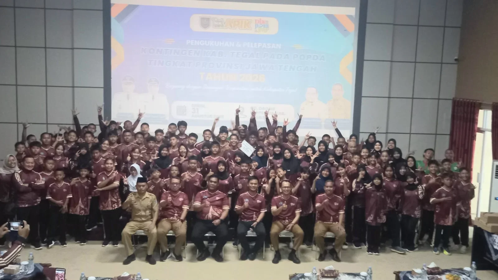Bupati Tegal Ischak Maulana Rohman mengukuhkan dan melepas kontingen Kabupaten Tega yang akan berlaga di Pekan Olahraga Pelajar Daerah ( Popda) tingkat Jateng. Acaravyang diikuti 126 atlet , pelatih dan official berlangsung di Gedung Dadalu Pemkab Tegal, Senin, 31 Agustus 2026.