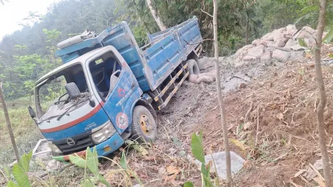 Truk Pengangkut Semen Terperosok ke Tebing Sedalam 10 Meter di Kandangserang Pekalongan