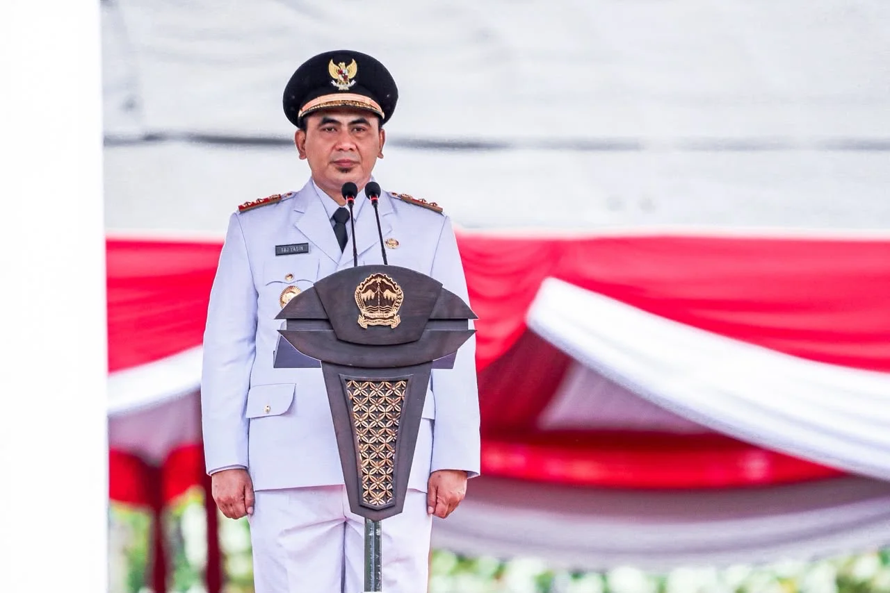 Wagub Taj Yasin Pimpin Upacara Penurunan Bendera di Simpang Lima