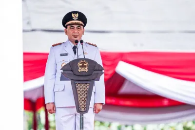 Wagub Taj Yasin Pimpin Upacara Penurunan Bendera di Simpang Lima