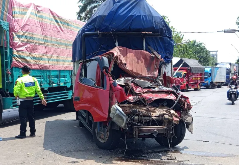 Ditemukan Puluhan Botol Miras dalam Kecelakaan Truk vs Tronton di Tegal, Ini Penjelasan Kasatlantas Polres Tegal Kota