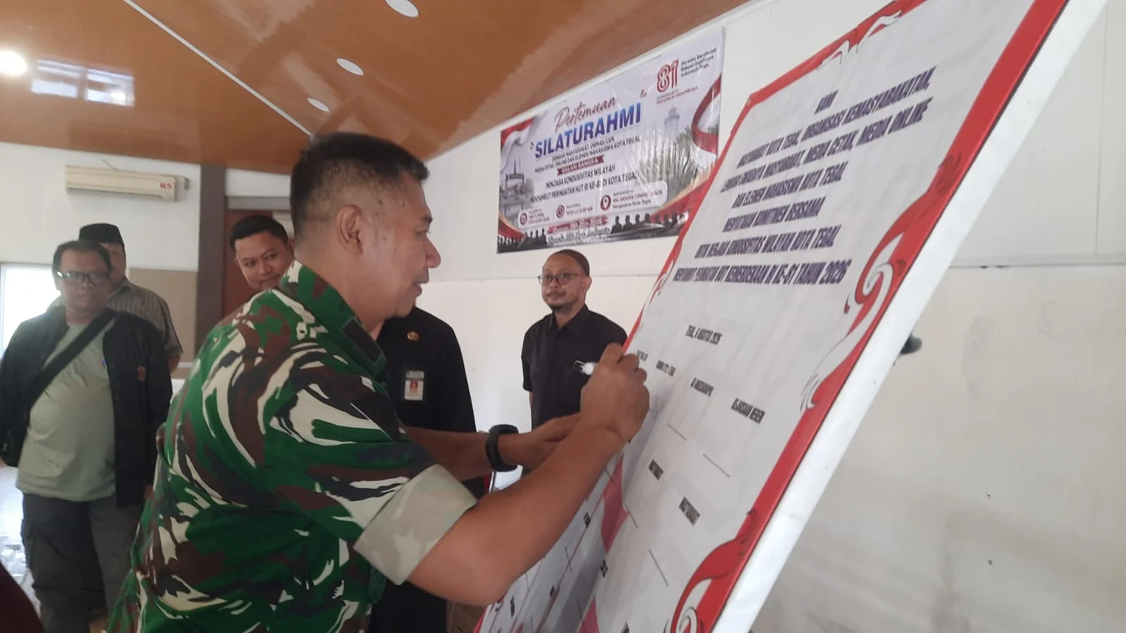 Kasdim 0712/ Tegal, Mayor CPM Abdul Khamim, menandatangani deklarasi bersama menjaga kondusivitas menyambut HUT ke-81 RI di RM Dapur Tempo Doeloe, Kecamatan Margadana, Kamis 6 Agustus 2026.