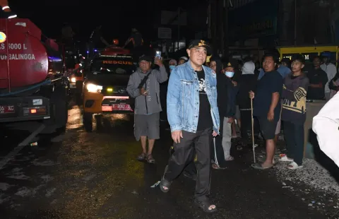 Kebakaran Pasar Belik Pemalang, Plt Bupati Nurkholes Turun Langsung ke TKP