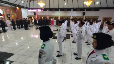 Air Mata Penjual Air Bersih Iringi Putrinya Jadi Paskibraka Kota Tegal