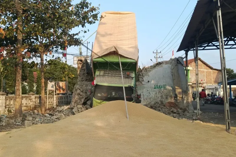 Dua Kali Truk Terjun dari Jalur Penyelamat Pagojengan Brebes, Warga Minta Fasilitas Dievaluasi